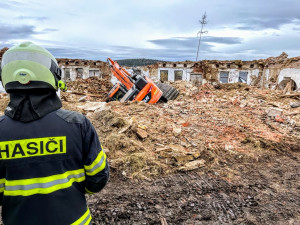 Během demolice pivovaru se propadl bagr. Vytáhnout ho musel jeřáb
