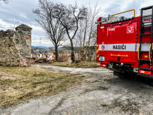 Během demolice pivovaru se propadl bagr. Vytáhnout ho musel jeřáb