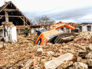 Během demolice pivovaru se propadl bagr. Vytáhnout ho musel jeřáb