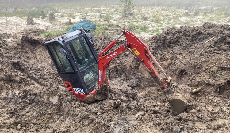 Bagr utopený kopáčem v listopadu loňského roku.