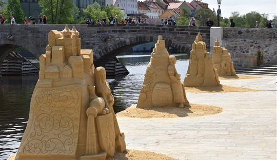 Pět vysokých soch z písku bude letos opět stát na písecké náplavce