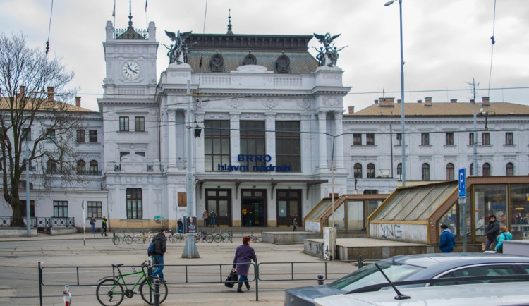 Zmlátil mě a ujel šalinou, stěžovala si žena na brněnském nádraží