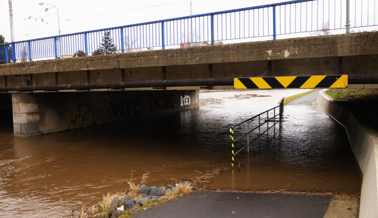 Bystřice v Olomouci a Březná dosáhly prvního povodňového stupně. Výstraha platí do večera