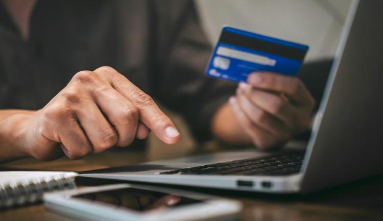 Krutý trest za důvěřivost. Žena z Jihlavska chtěla prodat boty za pár stovek, podvodník ji vybral z účtu desetitisíce