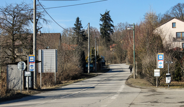 Pěšky ke krematoriu již brzy bezpečněji. Přibudou chodníky a veřejné osvětlení, zrekonstruují se i zastávky