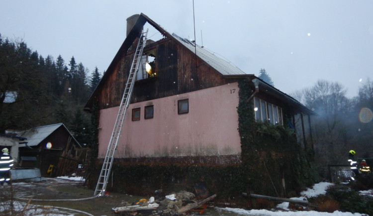 V Bedřichově na Šumpersku hořela střecha a podkroví rodinného domu, škoda bude přes milion