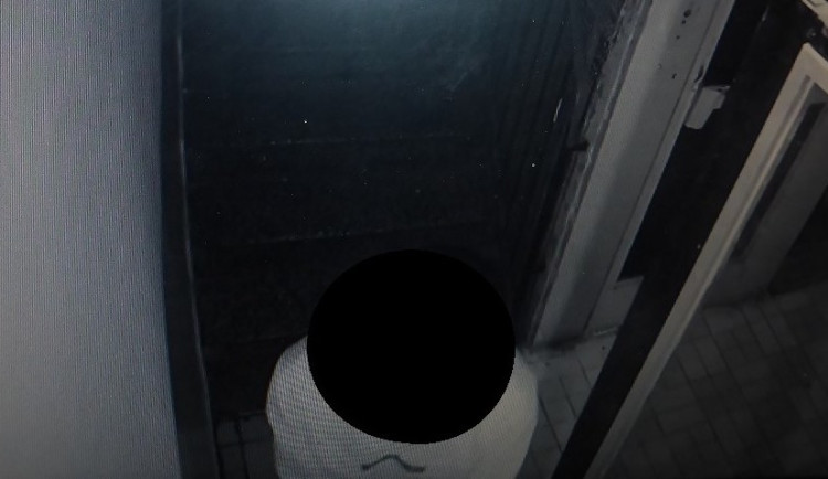 Muže zachytila kamera.