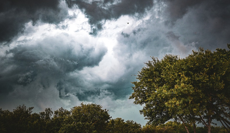Týden bude zatažený a zpočátku i teplý, ochladí se na víkend
