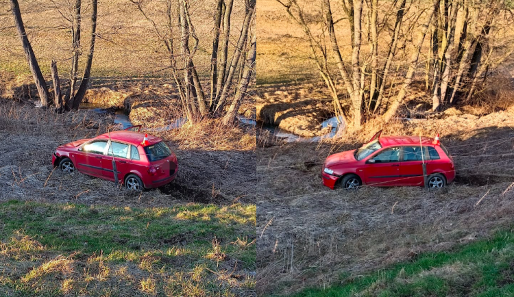 V kradeném autě ujížděli policii. Zastavila je až havárie