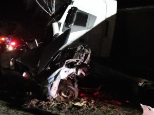 U Protivína se srazil náklaďák s osobním autem. Starší řidič nehodu nepřežil