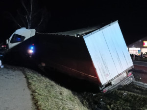 U Protivína se srazil náklaďák s osobním autem. Starší řidič nehodu nepřežil