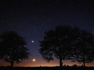 Dnes večer mohou lidé pozorovat blízké setkání Měsíce s Venuší a Jupiterem