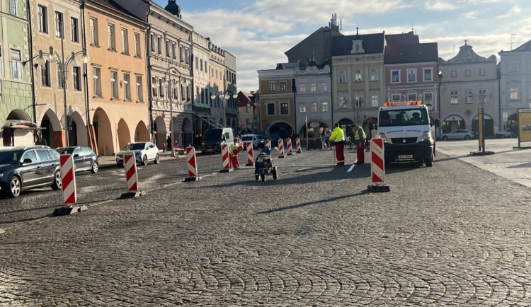 Doprava na náměstí se příští týden vrátí do původního stavu