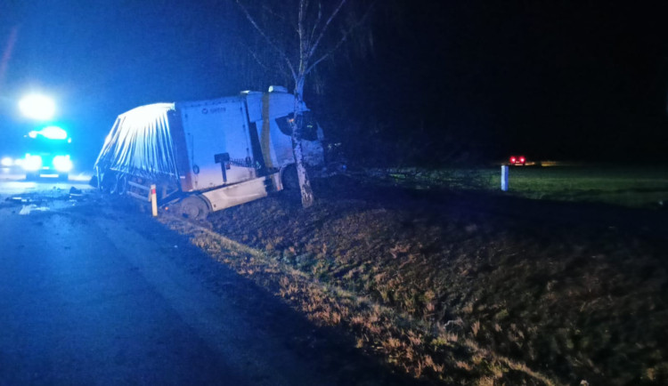 U Protivína se srazil náklaďák s osobním autem. Starší řidič nehodu nepřežil