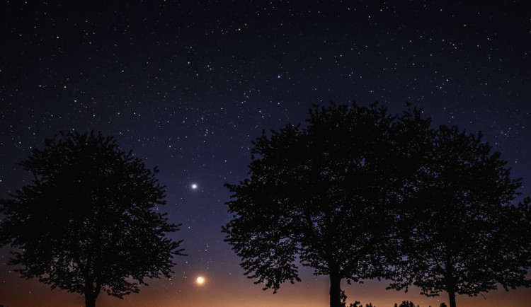 Dnes večer mohou lidé pozorovat blízké setkání Měsíce s Venuší a Jupiterem