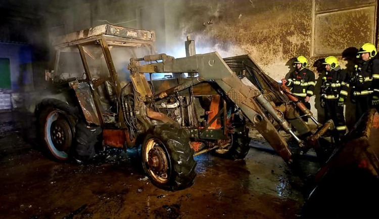 Na Jindřichohradecku hořel ve stodole traktor. Příčinu požáru hasiči šetří