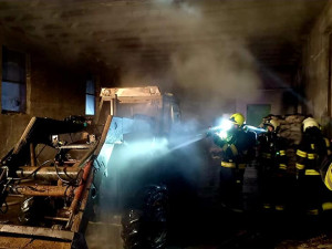 Na Jindřichohradecku hořel ve stodole traktor. Příčinu požáru hasiči šetří