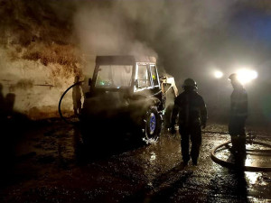 Na Jindřichohradecku hořel ve stodole traktor. Příčinu požáru hasiči šetří