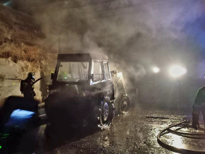 Na Jindřichohradecku hořel ve stodole traktor. Příčinu požáru hasiči šetří