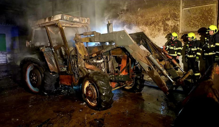 Na Jindřichohradecku hořel ve stodole traktor. Příčinu požáru hasiči šetří