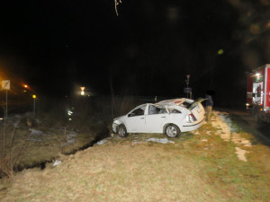 Opilý řidič se s autem přetočil přes střechu. Z hrozivě vypadající nehody vyvázl s lehkým zraněním