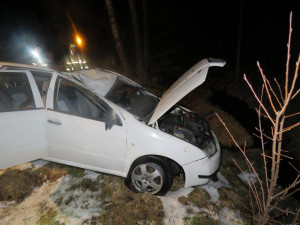 Opilý řidič se s autem přetočil přes střechu. Z hrozivě vypadající nehody vyvázl s lehkým zraněním