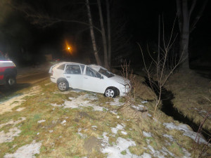 Opilý řidič se s autem přetočil přes střechu. Z hrozivě vypadající nehody vyvázl s lehkým zraněním