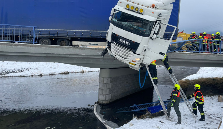 V Mikulovicích zůstal kamion s nákladem viset nad řekou. Hlavní tah do Polska byl pět hodin uzavřený