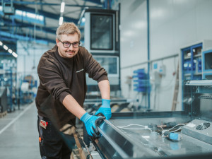 Výrobní závod Kaplice - montáž vitríny