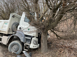 Další smrtelná nehoda na jihu Čech. Střet náklaďáku s osobákem nepřežil jeden člověk