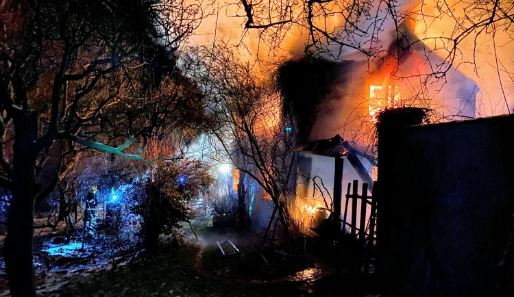 Hasiči likvidovali požár stavení. Škoda přesáhne tři miliony korun