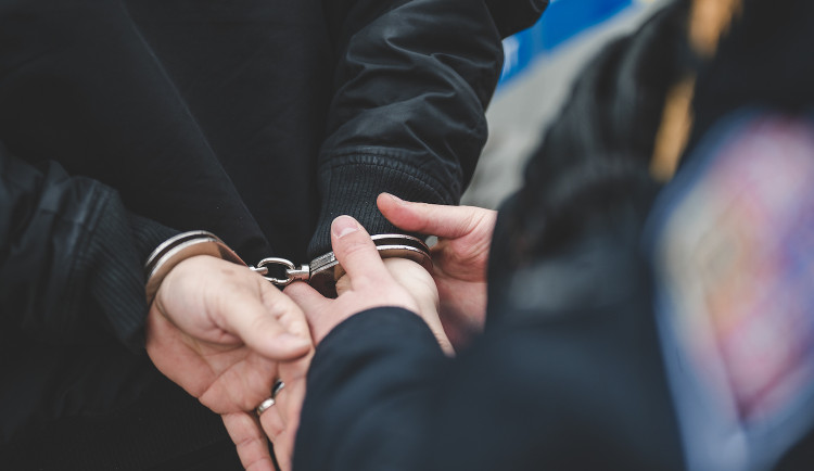 Z vězení zamířil do chaty na Českokrumlovsku. Lupiče během chvíle zatkla policie