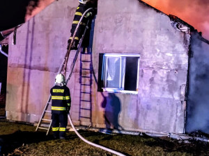 Na Jindřichohradecku hořel dům. Uvnitř explodovala propanbutanová lahev