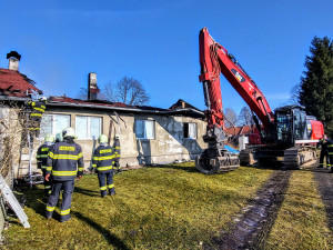 Na Jindřichohradecku hořel dům. Uvnitř explodovala propanbutanová lahev