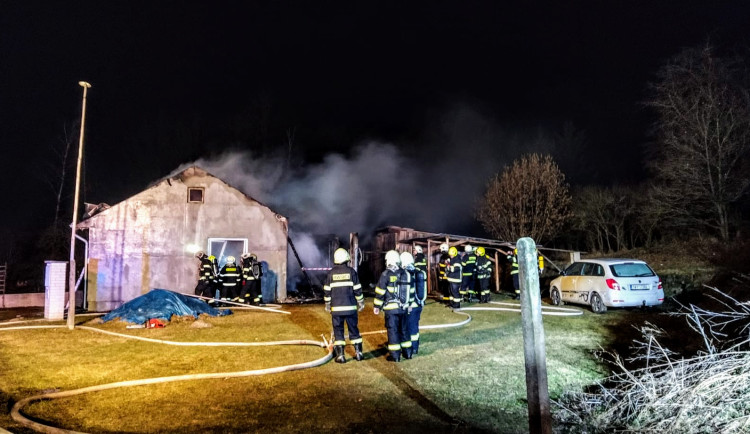 Na Jindřichohradecku hořel dům. Uvnitř explodovala propanbutanová lahev