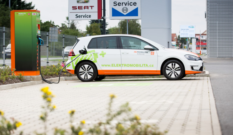 Elektromobily odebraly loni u stojanů ČEZ na jihu Čech téměř 150 tisíc kilowatthodin elektřiny