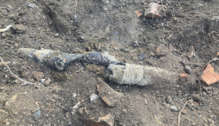 Dělník překopl krumpáčem kabel pod vysokým napětím. Pět tisíc domácností ze Šternberka bylo bez elektřiny