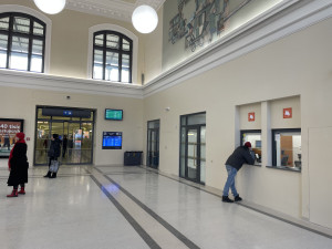 Hotovo. Příjezdová hala budějovického nádraží se po několikaměsíční rekonstrukci otevřela