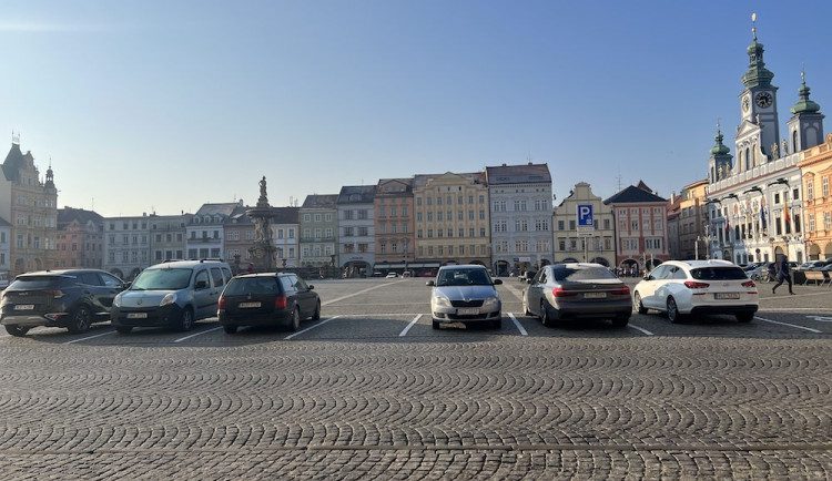 Zpátky do minulosti. Doprava na náměstí se vrátila do původního stavu