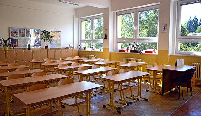Vláda nově garantuje navýšení mzdy na 130 procent průměru jen učitelům