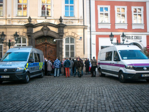 Láďo, děkujem! Dezinformátora Vrabela doprovodili na soud jeho příznivci