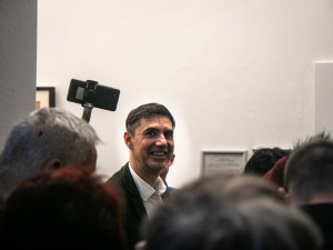 Láďo, děkujem! Dezinformátora Vrabela doprovodili na soud jeho příznivci