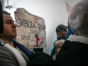 Láďo, děkujem! Dezinformátora Vrabela doprovodili na soud jeho příznivci