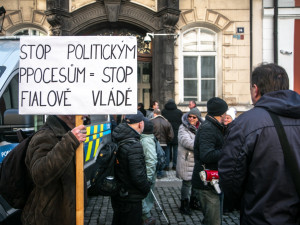 Láďo, děkujem! Dezinformátora Vrabela doprovodili na soud jeho příznivci
