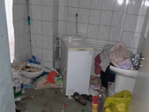 Byt plný odpadků, podlaha posetá exkrementy. K ženě se po dvou týdnech dostali až strážníci