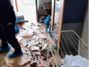Byt plný odpadků, podlaha posetá exkrementy. K ženě se po dvou týdnech dostali až strážníci