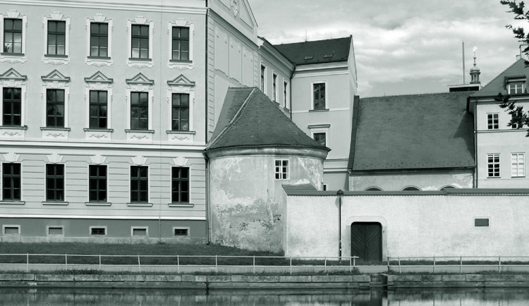 Gymnázium a hradební bašta u slepého ramene.