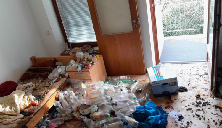 Byt plný odpadků, podlaha posetá exkrementy. K ženě se po dvou týdnech dostali až strážníci