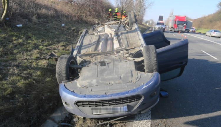 U Jezernice řidič kvůli náhlé zdravotní indispozici přejel do protisměru. Střetl se zde s dalším vozem