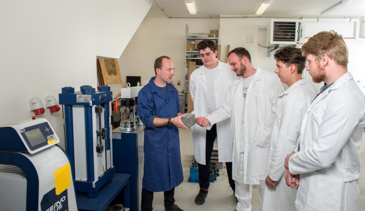 Středoškoláci z polytechniky budou využívat laboratoře VŠTE